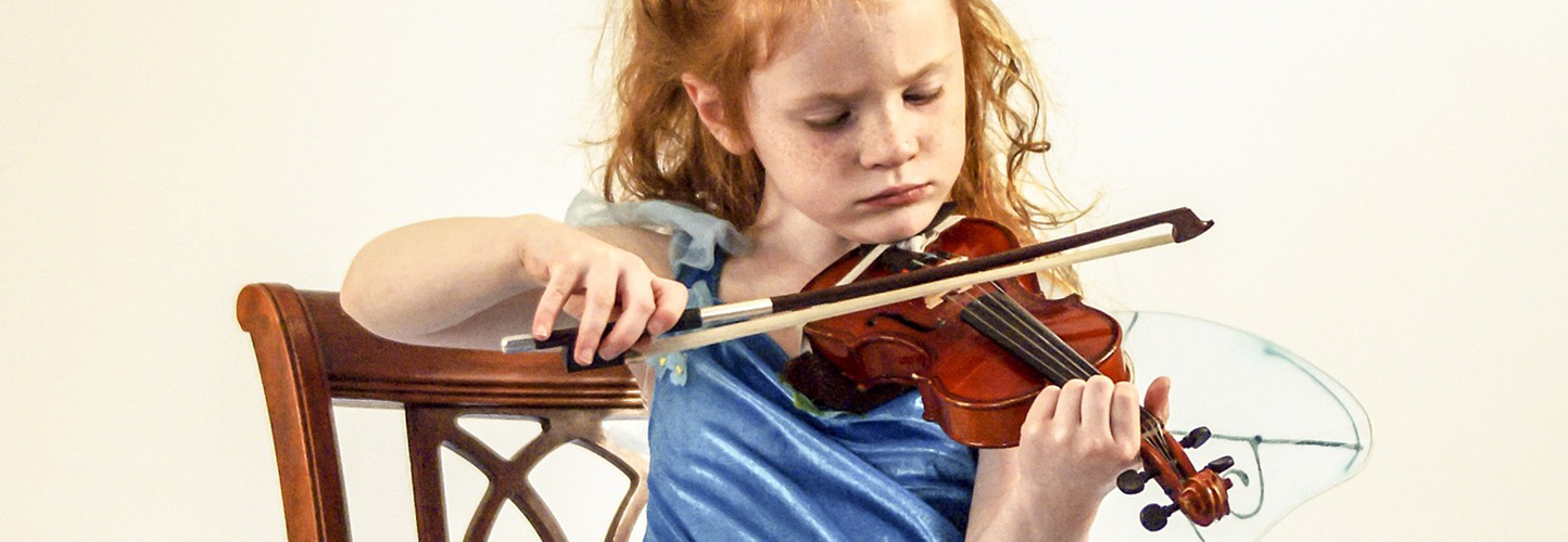 En flicka som spelar fiol.